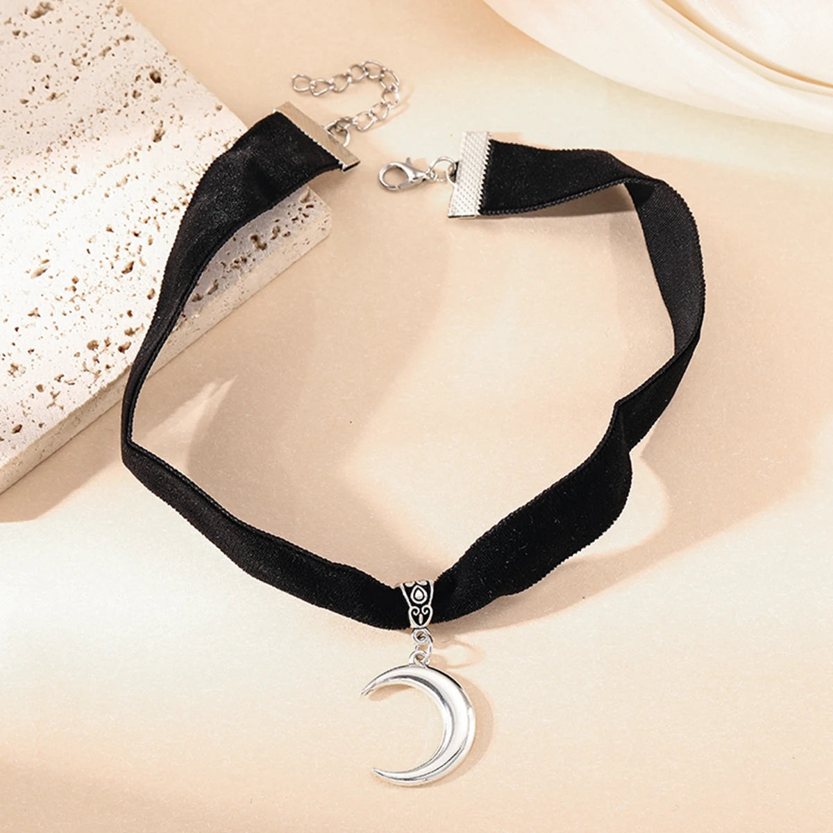 Gothic Vampire Cameo Pendant Choker Velvet Necklace for Women Fashion Pagan Witchcraft Jewelry Female Gifts Creative Punk Choker